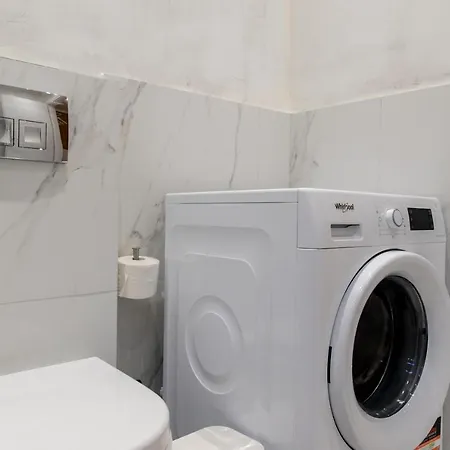 Modern Style Near The Train Station アパート テッサロニキ